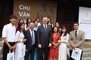 Students of Faculty of International Studies visited the Temple of Literature with US Ambassador to Vietnam