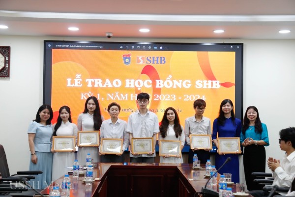 Trao học bổng SHB cho sinh viên VNU-USSH