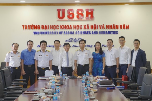 VNU-USSH awarded 100 full scholarships to Vietnamese Navy soldiers