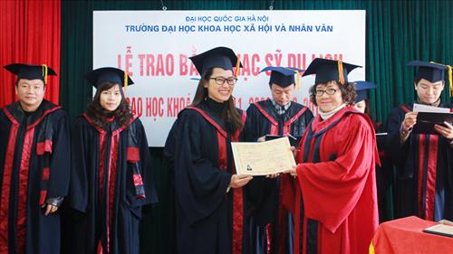 Trao bằng thạc sĩ Du lịch