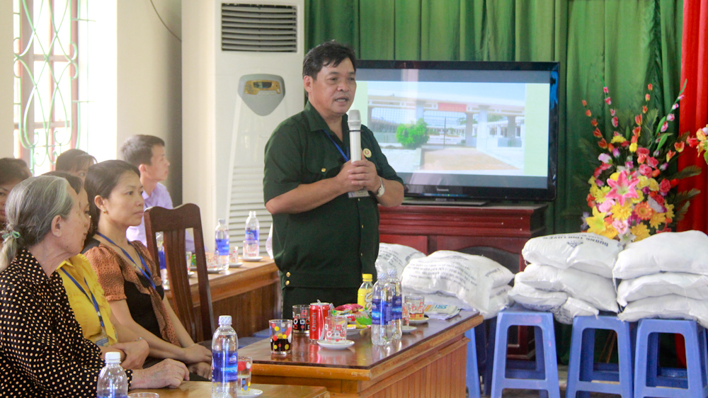 Đồng chí Lương Thế Tập, Bí thư Đảng ủy, Giám đốc Trung tâm điều dưỡng giới thiệu về tình hình trung tâm