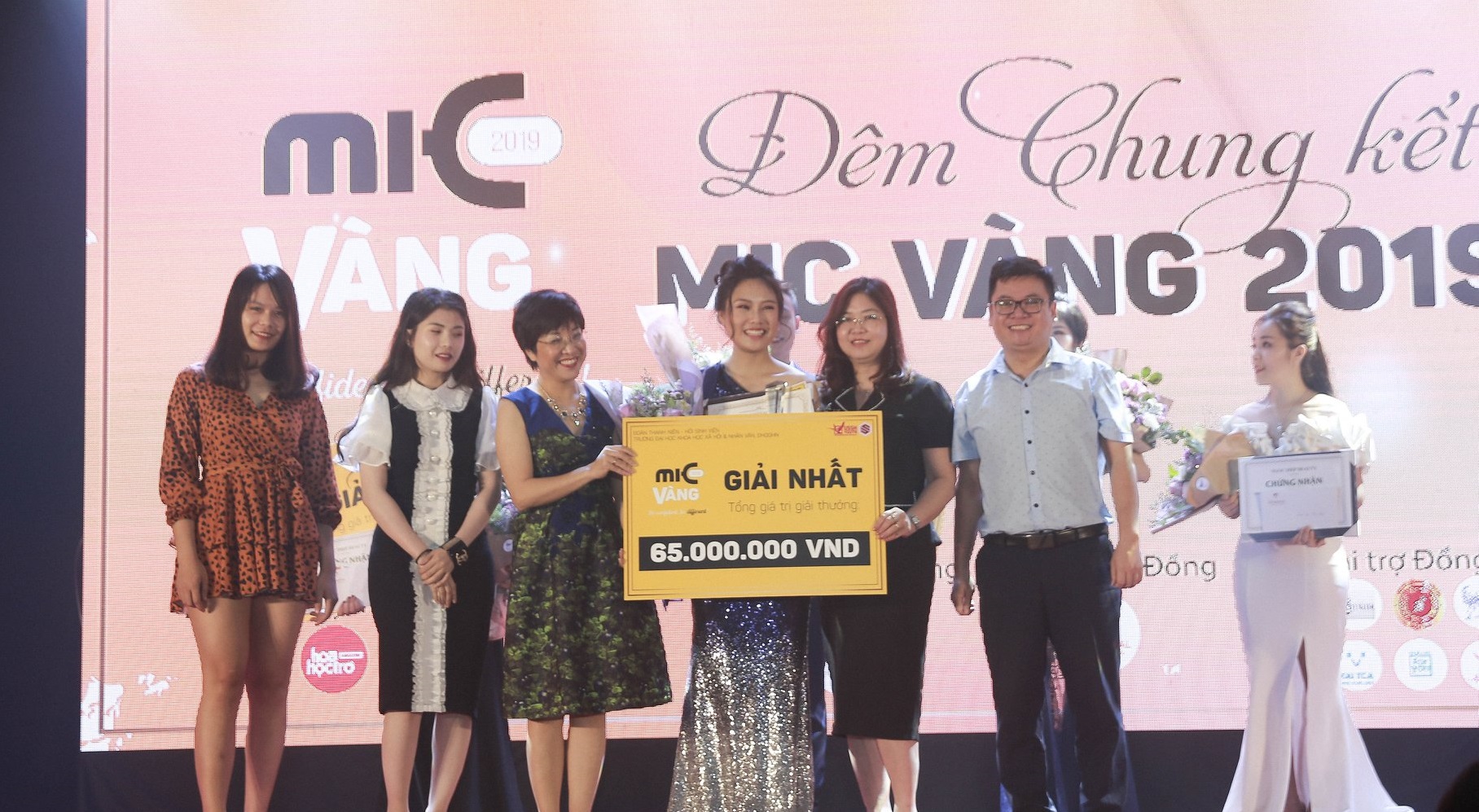 Sinh viên Nguyễn Ngọc Linh giành giải Nhất Mic Vàng 2019