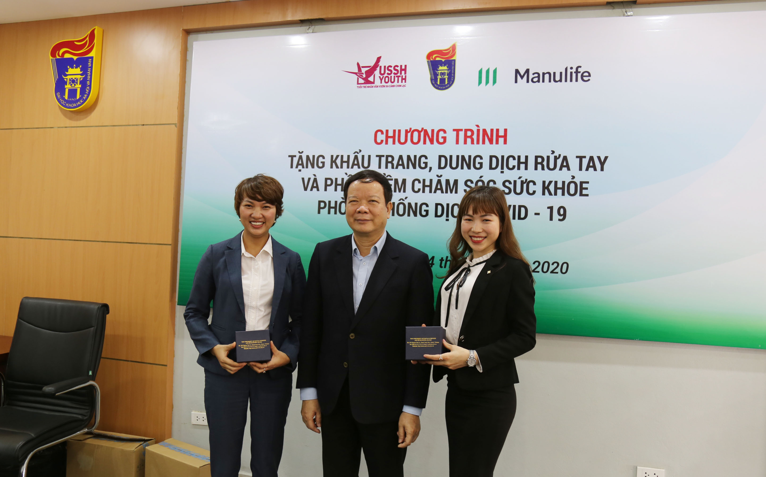 Công ty Manulife tăng khẩu trang. dung dịch rửa tay và phần mềm chăm sóc sức khỏe cho Ussh