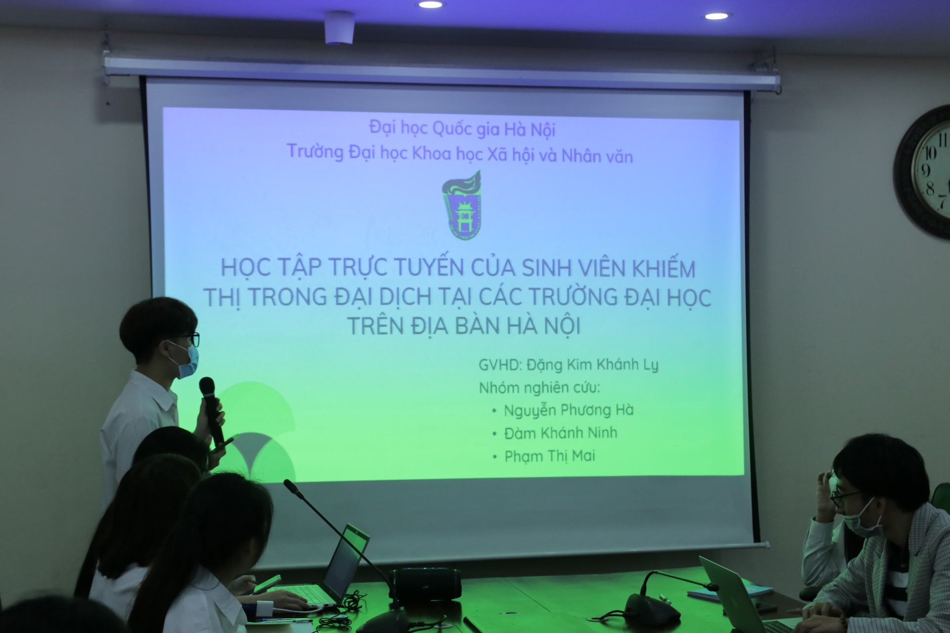 SV báo cáo tại Hội nghị (1)