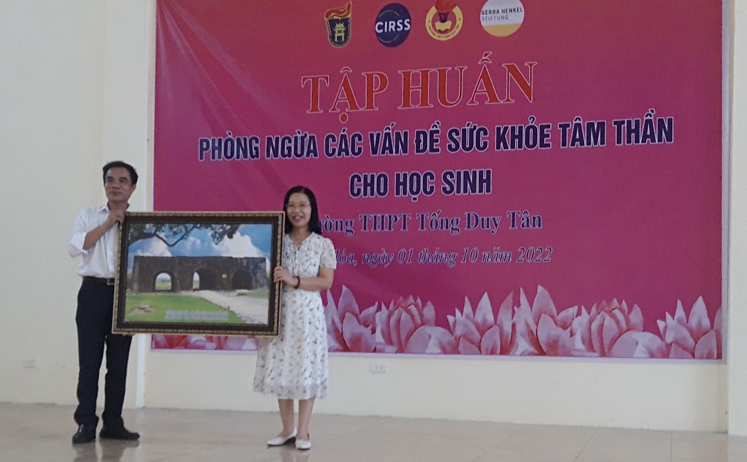 PGS TS Nguyễn Thị Minh Hằng thay mặt đoàn cán bộ CIRSS lên trao và nhận quà từ Trường THPT Tống Duy Tân, TH